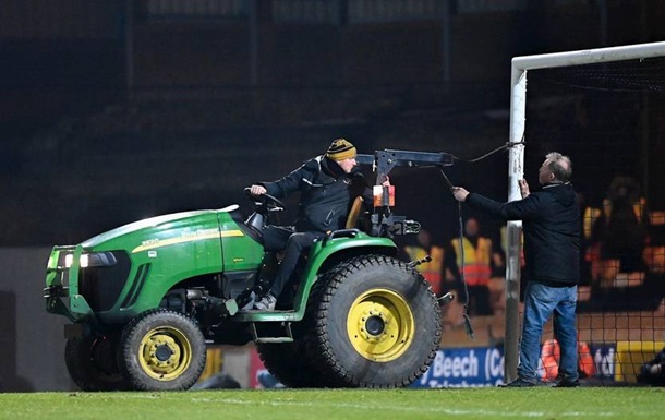 Вызвали трактор: футболист во время матча погнул штангу