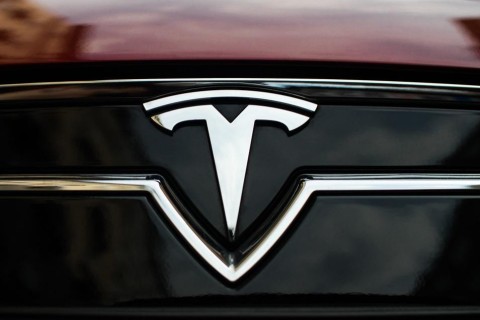 Tesla за один год продала рекордное число электромобилей