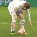 Поскользнулся и пнул мяч: игрок Кельна забил пенальти, но его не засчитали из-за случайности