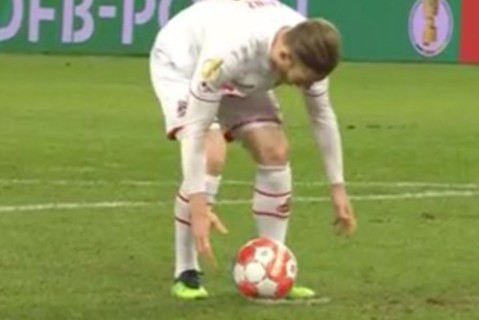 Поскользнулся и пнул мяч: игрок Кельна забил пенальти, но его не засчитали из-за случайности
