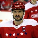 Российский хоккеист сломал шлем вратарю одним броском