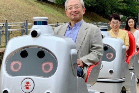 В Японии ученые создадут роботов, которые помогут пенсионерам гулять по улицам